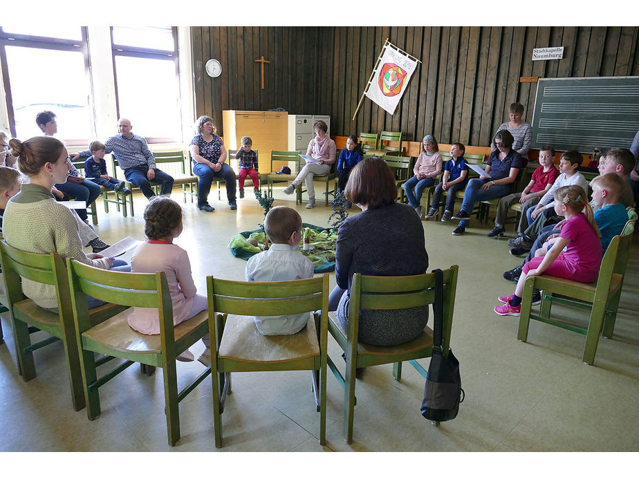 Kinderkarfreitagsliturgie im Gemeindezentrum (Foto: Karl-Franz Thiede)